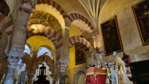 Mešita - katedrála v Córdobe Mezquita-Catedral de Córdoba, oficiálne známa pod svojím cirkevným menom, katedrála Nanebovzatia Panny Márie, je tak trochu obidve v jednom, ale dnes už hlavne katedrála.